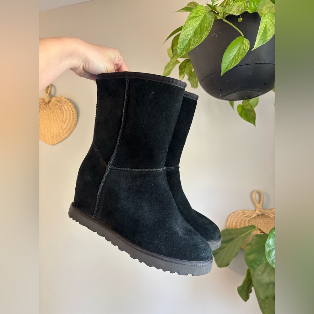 New UGG Femme Wedge Boot- 8